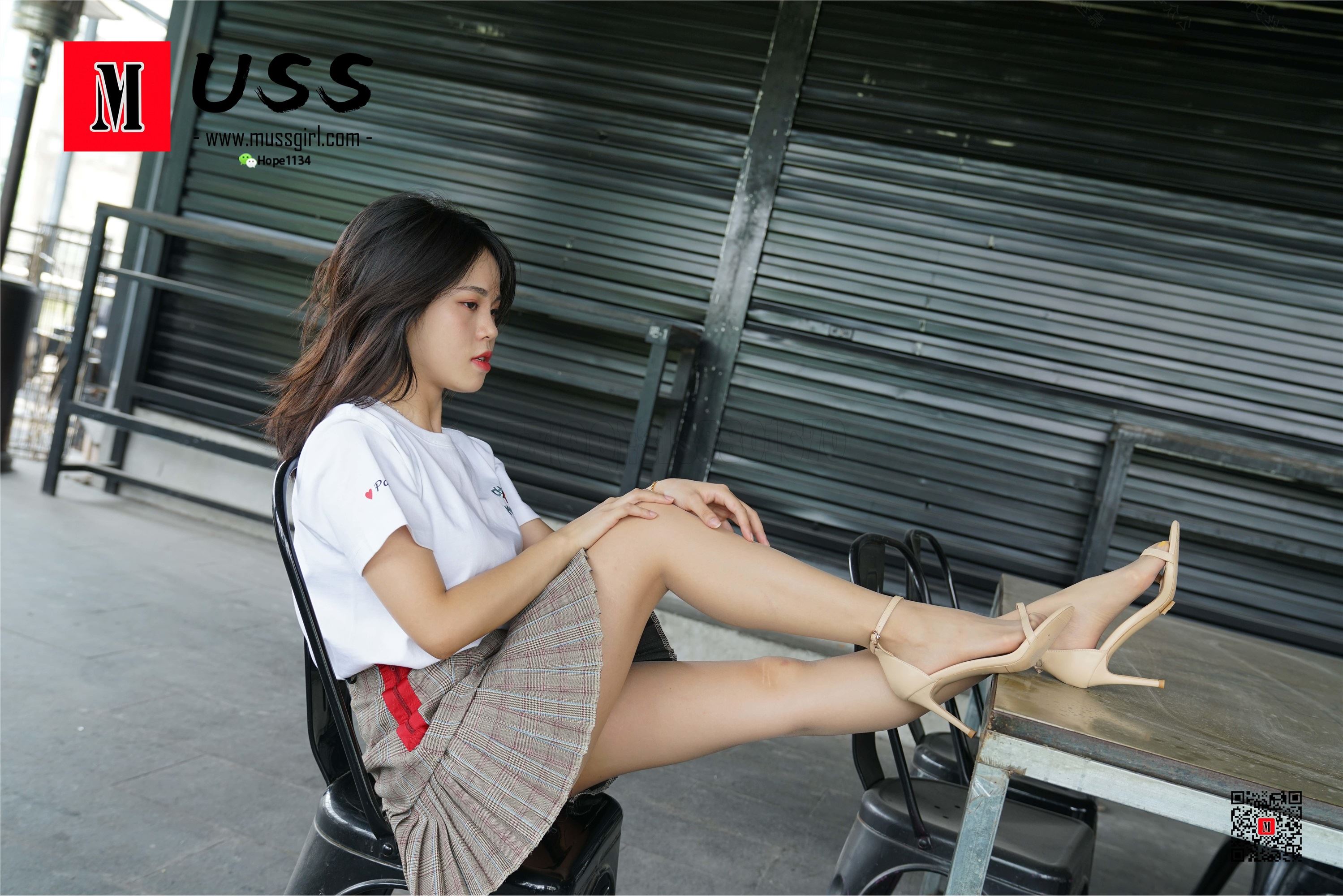 Mussgirl No.008 took photos of models' feet, but what about makeup artist Lulu's?